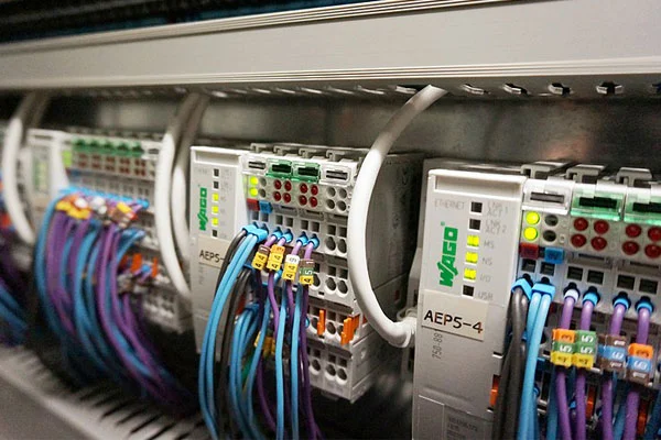 صنعت کاربردهای عملی PLC در پروژههای واقعی صنعتی